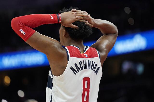 东契奇三双独行侠克奇才5连胜 火箭险胜尼克斯