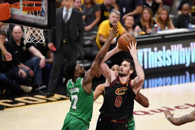 这优势太大了！利物浦英超12轮后领先曼城8分